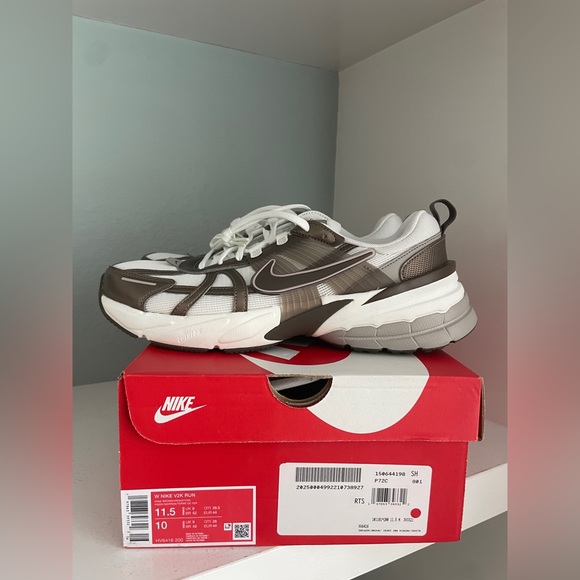 Athletic_Shoes